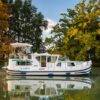 Péniche aménagé le long des rives pittoresque